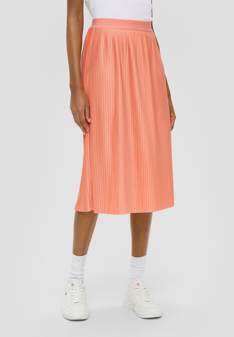 Jupe midi plissée en corail clair, fabriquée dans un tissu léger avec une texture lisse. Présente une taille ajustée et tombe jusqu'au mollet.