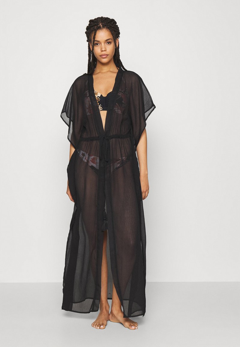 Svart gjennomsiktig kimono med korte ermer, belte i midjen og åpen front. Lett stoff med drapert design og ankel-lang passform.