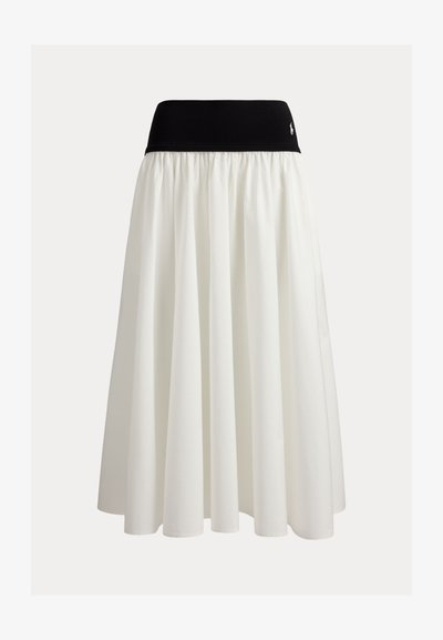 Λευκή μίντι φούστα με μαύρη ελαστική μέση. Κατασκευασμένη από ελαφρύ βαμβάκι, διαθέτει φουσκωτό, ριγμένο σχέδιο χωρίς ορατά σχέδια.