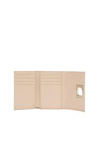 Interno di un portafoglio in pelle beige con più slot per schede, un compartimento piatto e un accento in metallo dorato. Texture liscia, design minimalista.