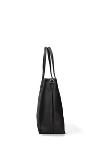 Borsa tote nera con finitura in pelle texture, forma allungata e due manici per la spalla. Presenta un dettaglio in metallo circolare nella parte superiore.