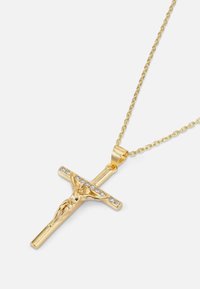 Guld korsvedhæng med Jesus-figur og små klare sten på den vandrette bjælke, fastgjort til en delikat guldkæde.