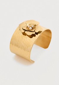 Βραχιόλι χρυσής μανσέτας με σφυρηλατημένη επιφάνεια, με τρισδιάστατο λουλουδένιο σχέδιο και διακοσμητικά μαργαριταριών.