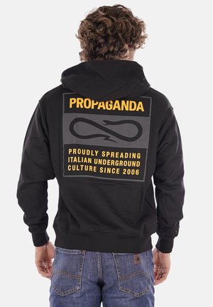 Felpa con cappuccio nera con grafiche stampate gialle e grigie sulla schiena. Presenta una vestibilità comoda ed è realizzata in tessuto morbido.