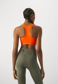 ASICS CORE LOGO BRA - Sujetadores deportivos con sujeción media - orange