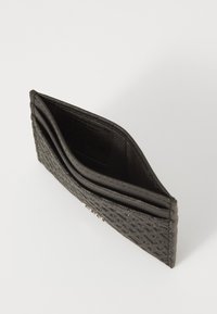 Portofel negru cu un design texturat, împletit. Dispune de mai multe sloturi pentru carduri și o căptușeală interioară netedă. Formă compactă și minimalistă.