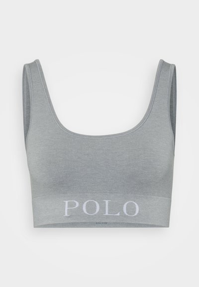 Sivá rebrovaná bralette s širokými ramienkami a výstrihom do lodičky. Obsahuje biele písmená "POLO" na elastickom páse. Mäkko a elastické materiály.