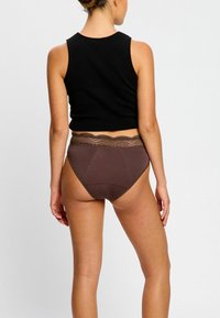 Culotte brune avec une bordure en dentelle à la taille, fabriquée à partir d'un matériau doux. Le design taille haute améliore le soutien et le confort.