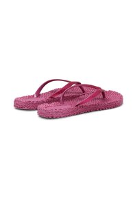 Een paar roze slippers met een textuur, geweven zolen en smalle bandjes, naast elkaar geplaatst op een witte achtergrond.