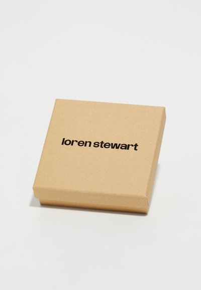 Malá štvorcová svetlohnedá lepenková krabica s nápisom "loren stewart" vytlačeným čiernymi malými písmenami centrovaným na viečku.