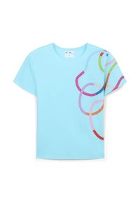 T-shirt azzurro chiaro a maniche corte con un design di anelli intrecciati colorati in rosa, viola, verde e rosso su un lato.