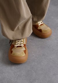MOSCHINO Tossud - beige/ruggine