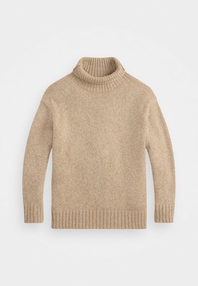 Bež pleteni pulover s turtleneck ovratnikom, dolgimi rokavi ter rebrastimi manšetami, ovratnikom in robom, položen ravno na beli podlagi.