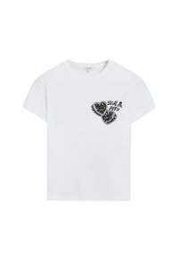Camiseta de algodón blanca que presenta una impresión gráfica negra de dos corazones con un patrón de leopardo y el texto "SCALP DEPS" en el área del lado izquierdo del pecho.