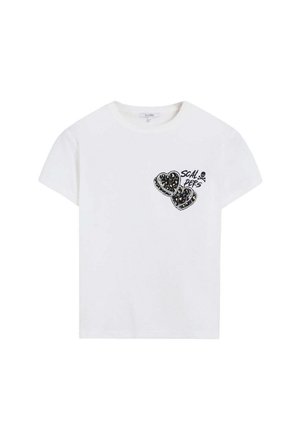 Camiseta de algodón blanca que presenta una impresión gráfica negra de dos corazones con un patrón de leopardo y el texto "SCALP DEPS" en el área del lado izquierdo del pecho.