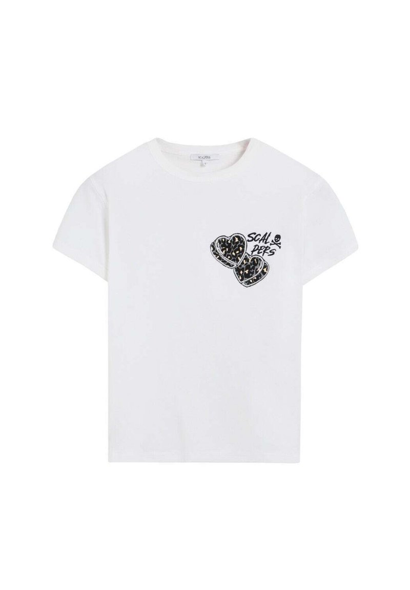 Camiseta de algodón blanca que presenta una impresión gráfica negra de dos corazones con un patrón de leopardo y el texto "SCALP DEPS" en el área del lado izquierdo del pecho.