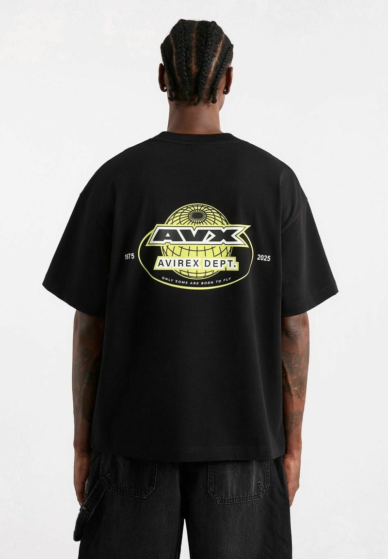 Czarna bawełniana koszulka z krótkim rękawem, z grafiką przedstawiającą globus i tekstem w kolorze żółtym i białym na plecach.