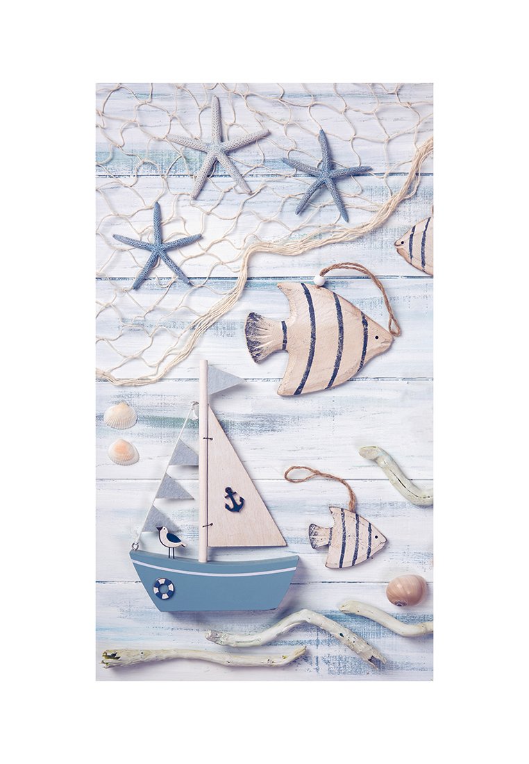 Houten zeilboot in blauw met een witte zeil, vergezeld door visornamenten, zeester, schelpen en een net op een lichtblauwe houten achtergrond.