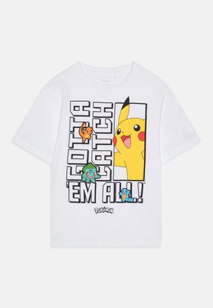 T-shirt de algodão branco com um design gráfico apresentando Pikachu, Charmander, Bulbasaur e Squirtle, juntamente com o texto "Gotta Catch 'Em All!!".