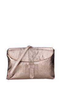 Borsa a tracolla in oro rosa metallico con forma rettangolare, superficie liscia, pattina ripiegabile e tracolla regolabile.