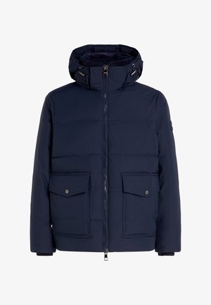 Mørkeblå dunjakke med lynlås fortil, en pelsforet hætte og to store klaplommer. Har glat stof og elastiske manchetter.