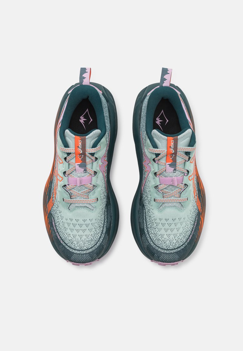Zapatillas de running en verde azulado claro con acentos en azul oscuro, parte superior de malla texturizada, detalles en rosa y naranja, y suela acolchada. Incluyen elementos reflectantes.