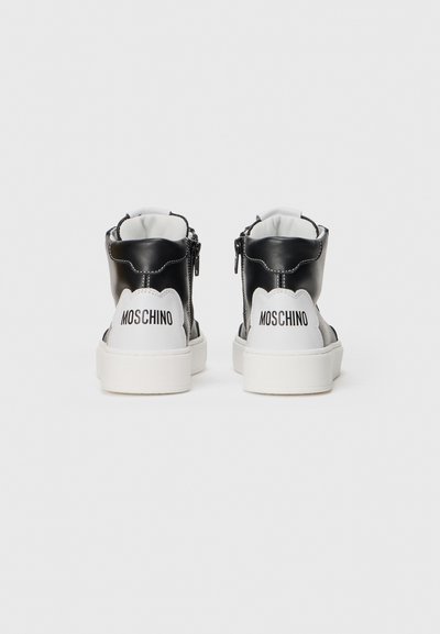 Crno-bijeli visoki tenisice s glatkom kožnom završnom obradom, s patent zatvaračem sa strane i logom "MOSCHINO" na peti.