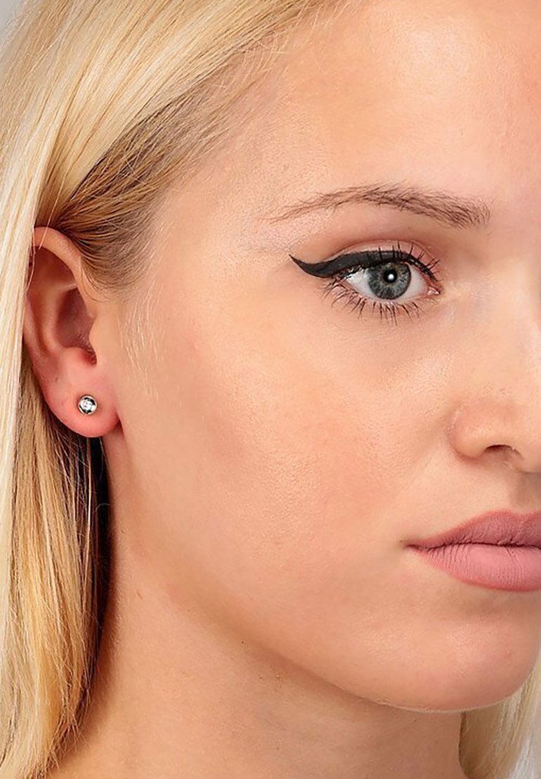 Ohrringe mit Stecker, die einen runden, klaren Kristall in einer minimalistischen Silberfassung zeigen und ein simples sowie elegantes Design hervorheben.