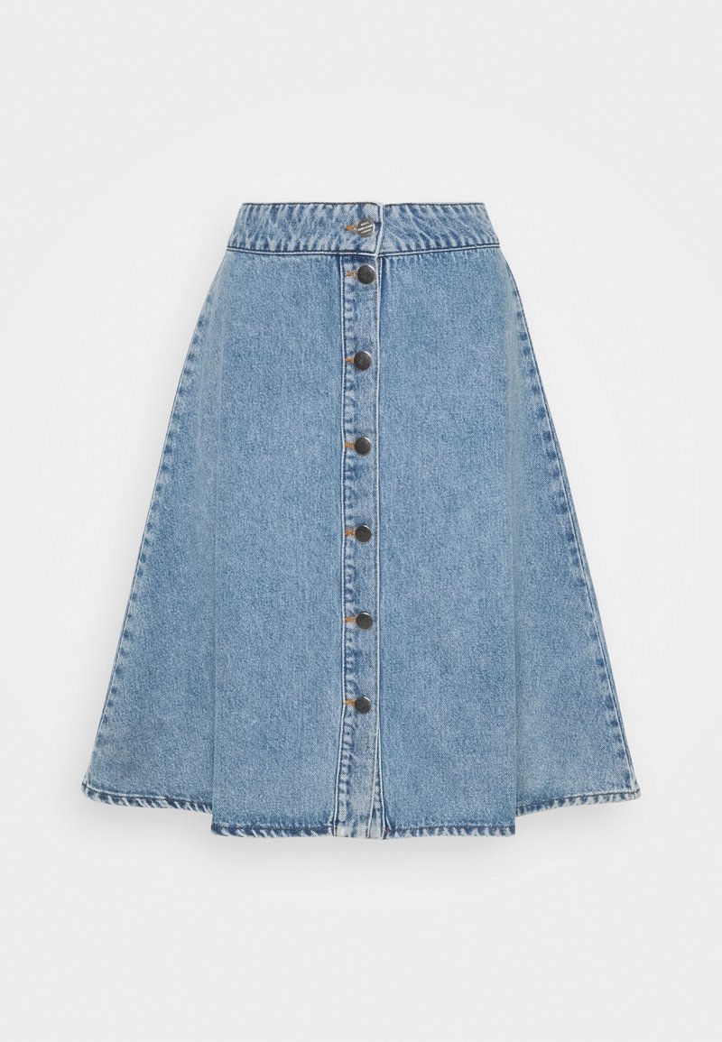 Jupe trapèze en denim bleu clair avec fermeture à boutons sur le devant et taille haute, présentée sur un fond blanc uni.