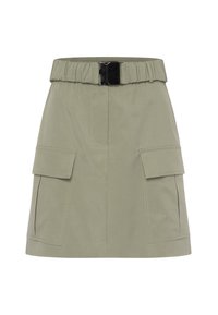 Khakifarbener Cargo-Rock mit elastischem Bund und schwarzem Zubehör. Verfügt über zwei aufgesetzte Taschen vorne und sichtbare Nähte. Kurze Länge.