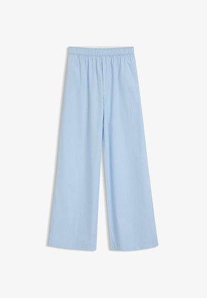 Pantaloni a gamba larga azzurri con sottili righe verticali bianche e una cintura elastica, mostrati distesi su uno sfondo bianco.