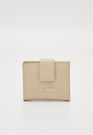 Beige leren portemonnee met een gestructureerde afwerking, voorzien van een frontale drukknoopsluiting en een gouden "VALENTINO" logo aan de voorkant. Compact rechthoekig formaat.