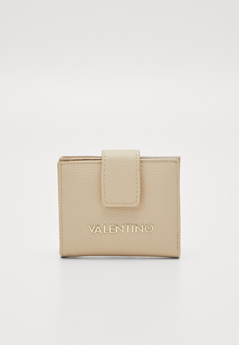 Vaaleanbeige nahkalompakko, jossa on teksturoitu pinta. Edessä napitus ja kultainen "VALENTINO"-logo. Kompakti suorakulmainen muoto.