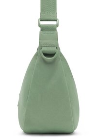 Borsa a spalla in tessuto verde con forma triangolare, superficie testurizzata, tracolla regolabile e anello in metallo circolare.