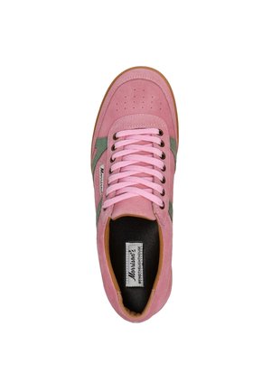 Einzelner pinkfarbener Sneaker mit pinken Schnürsenkeln, grünem Seitenstreifen und brauner Sohle, von oben betrachtet auf weißem Hintergrund.