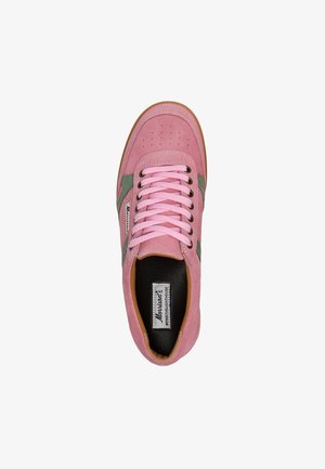 Enkelt pink sneakers med pink snørebånd, grøn sidestribe, brun sål, set oppefra mod hvid baggrund.