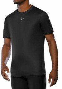 Hombre vistiendo una camiseta atlética de manga corta negra lisa con un pequeño logo blanco de Mizuno centrado en el pecho.
