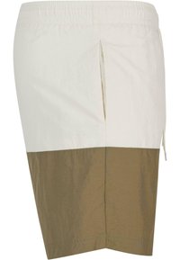 Shorts pour homme avec un design bicolore, une partie supérieure crème et une partie inférieure kaki, fabriqués en tissu léger avec une taille élastique.