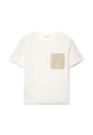 T-shirt bianca in cotone liscio con una patch beige all'uncinetto che presenta un motivo geometrico sul petto a sinistra. Maniche corte.
