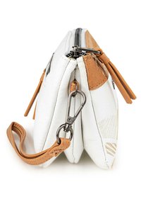 Billetera blanca de cuero con un acento de cuero marrón, que cuenta con un cierre de cremallera y un clip desmontable para su sujeción. Detalle de diseño texturizado visible.