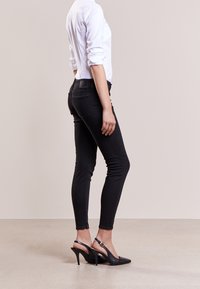 DRYKORN Vaqueros pitillo - black