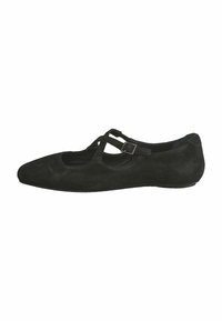 Zwarte suède balletschoenen met een puntige neus, dubbele kruislussen en een klein gespdetail. Vriendelijke textuur en minimalistisch ontwerp.