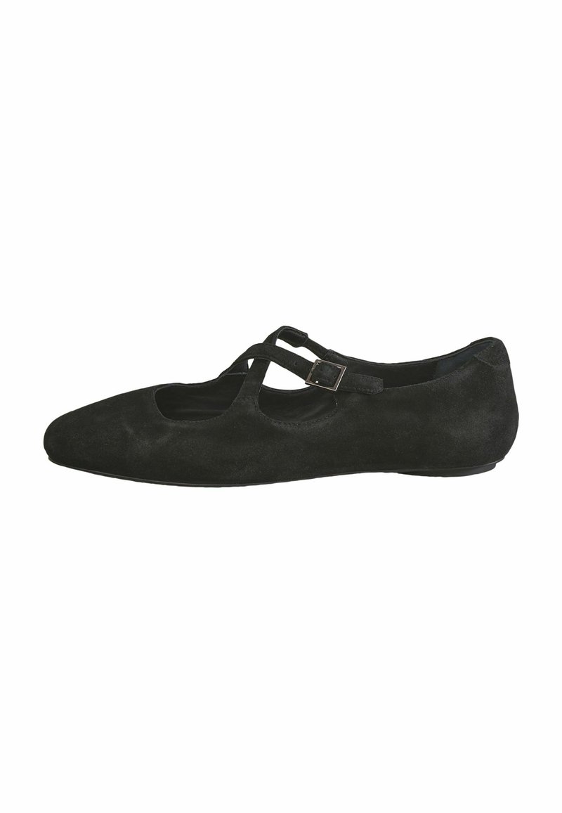 Zwarte suède balletschoenen met een puntige neus, dubbele kruislussen en een klein gespdetail. Vriendelijke textuur en minimalistisch ontwerp.