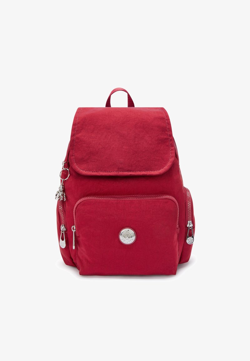 Czerwony plecak z tkaniny z klapą, srebrnymi akcesoriami, przednią kieszenią na zamek oraz teksturowanym wykończeniem. Posiada logo i górny uchwyt.