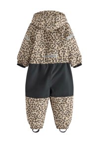 Neprůhledné overal s leopardím potiskem a černou dolní částí, elastickými manžetami a kapucí. Obsahuje reflexní detaily v horní části.