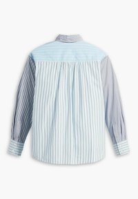 Camicia a maniche lunghe blu chiaro e grigia con strisce verticali di varie dimensioni, polsini abbottonati e dettaglio plissettato nella parte posteriore.