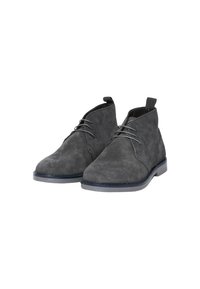 Stivaletti alla caviglia in suede grigio con un design strutturato, chiusura con lacci e suola grigia a contrasto. Texture liscia con un linguetta sul retro.