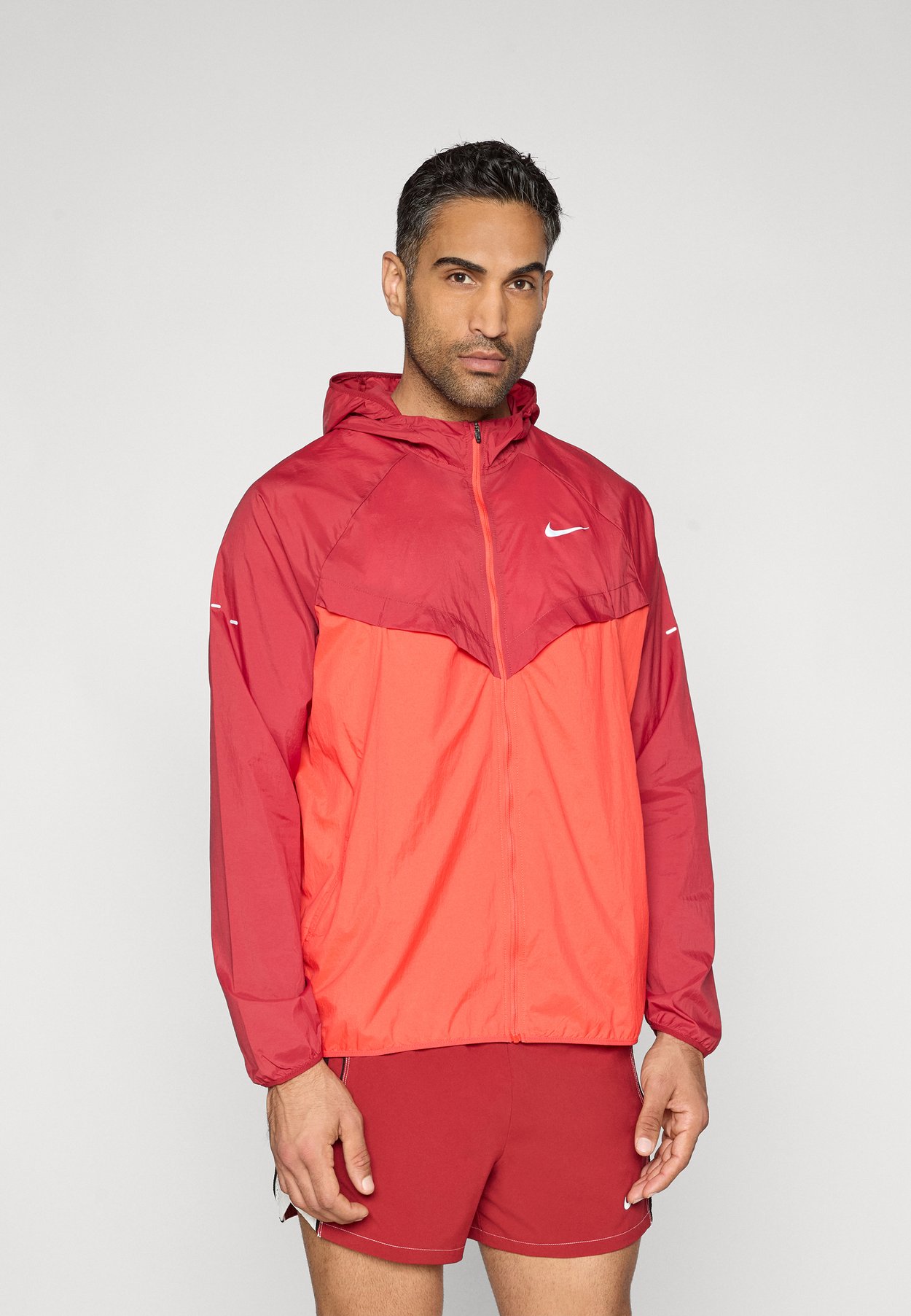 Nike STRIDE JACKET - Cortaviento - team crimson/crimson/reflective silver-coloured
