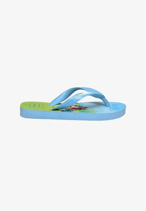 Niebieskie i zielone dziecięce japonki z nadrukiem postaci z kreskówki i jasnoniebieskimi paskami z marką "Havaianas" na białym tle.