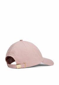 Cappello in cotone rosa con visiera curvata, cinturino regolabile con fibbia dorata e logo ricamato sul lato. Texture liscia.